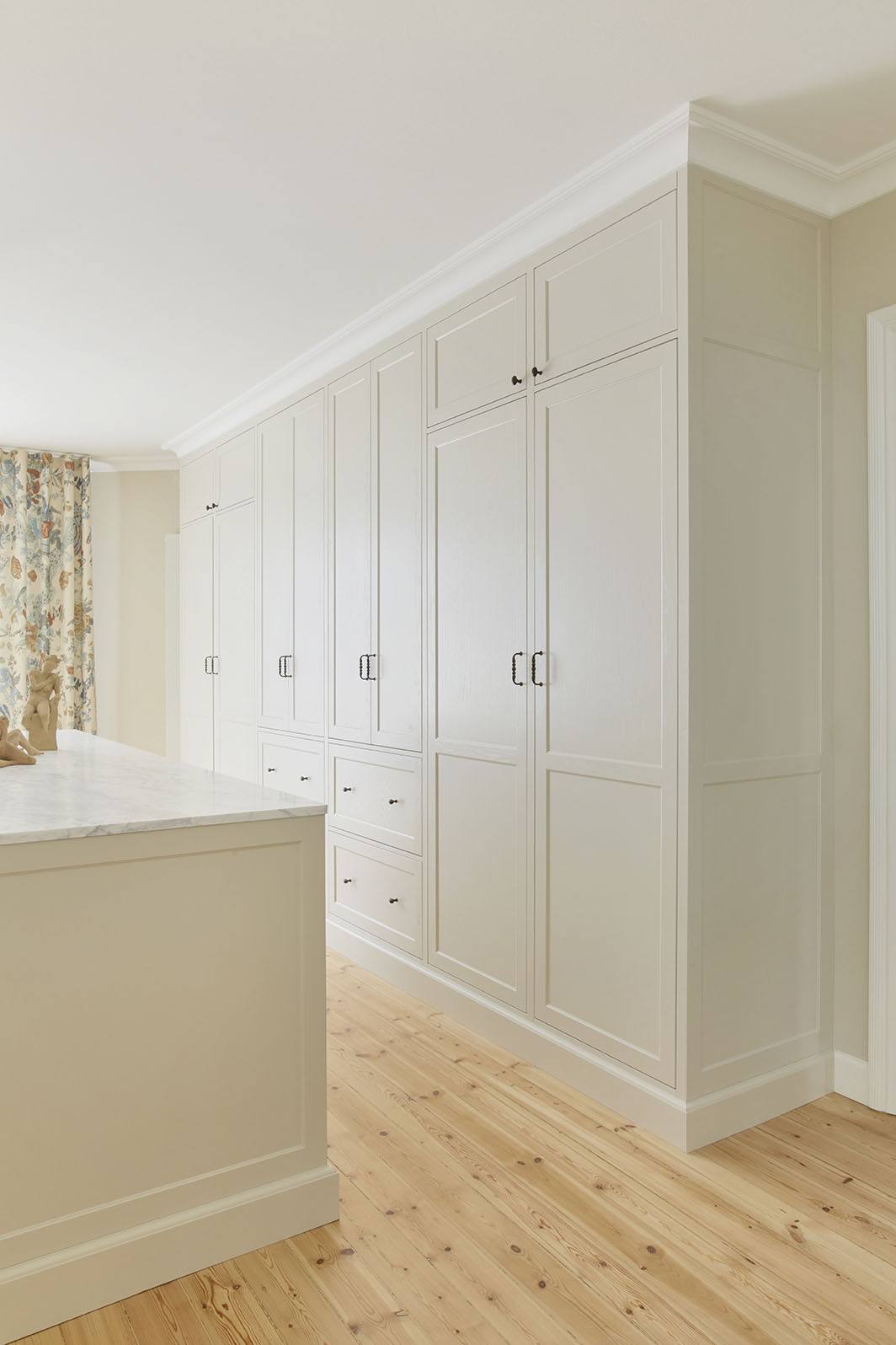 Snedkereret walk-in skab - opbevaringsø