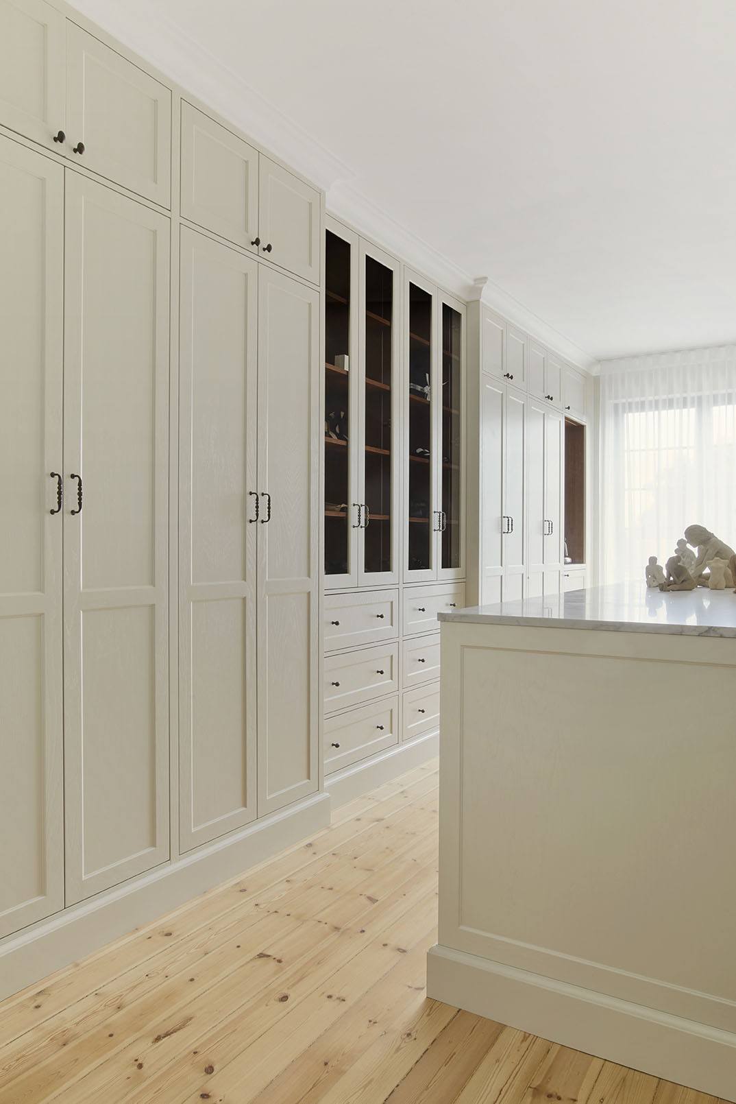 Snedkereret walk-in - vitrinelåger