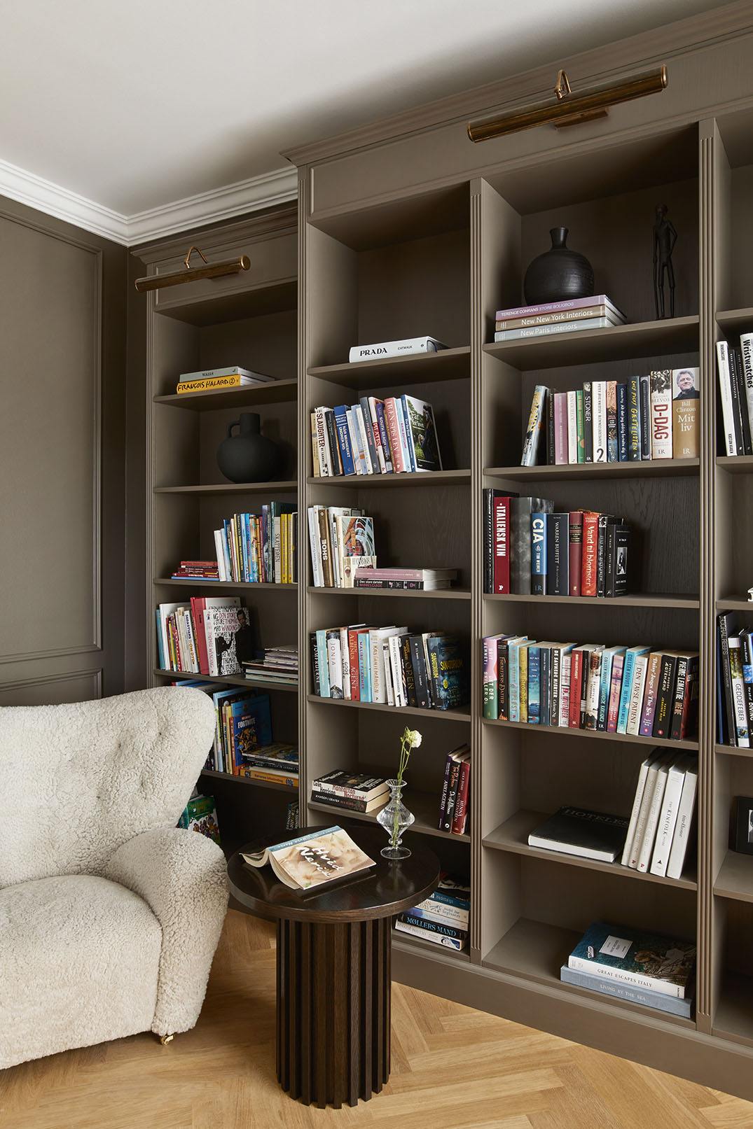 hjemme bibliotek - reol på mål med indbyggede lamper