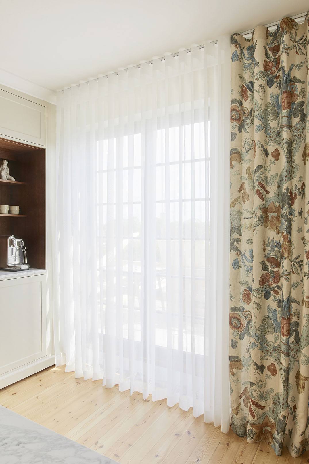 Snedkereret walk-in closet gardiner