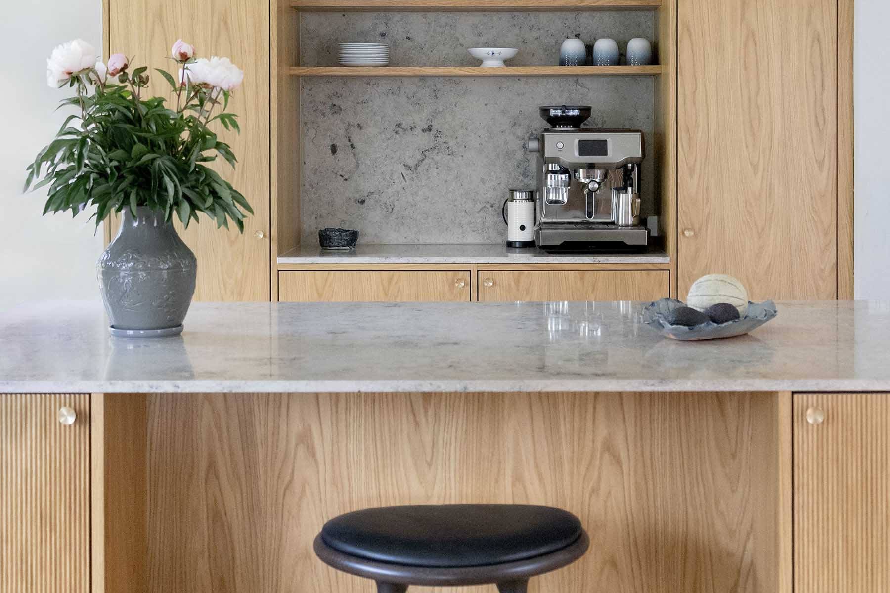 Ekskök med vågformade detaljer