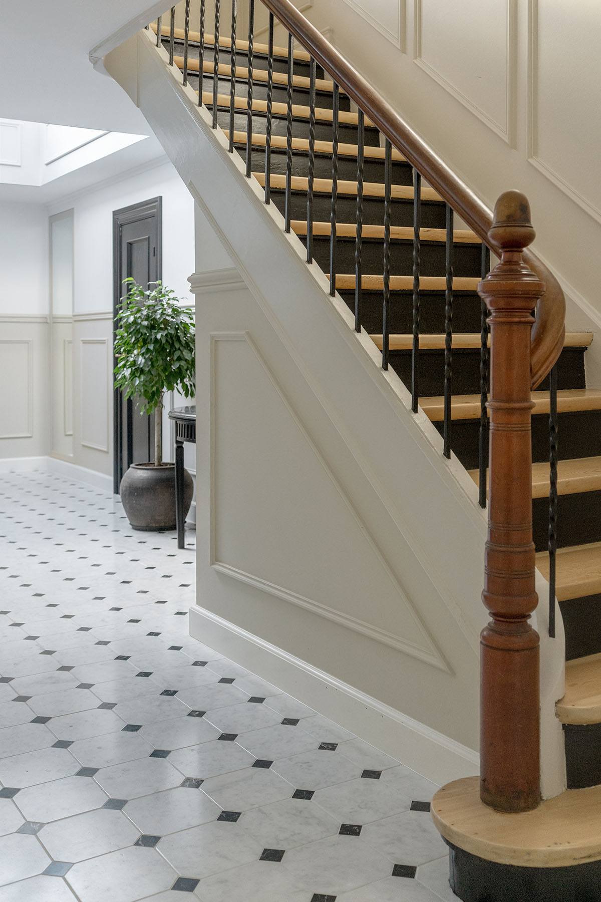 Hall - entre - marmorgulv og ovenlysvindue